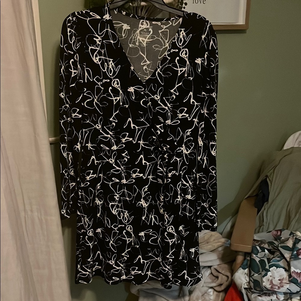 Nine West Black and White Long Sleeve V-Neck Bodycon Dress